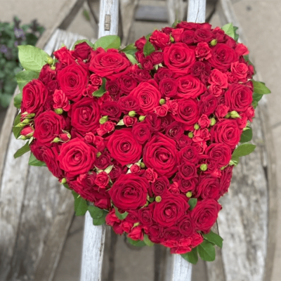 Hjerte med røde roser