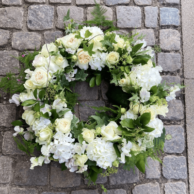 Krans i hvid blomster med efeu