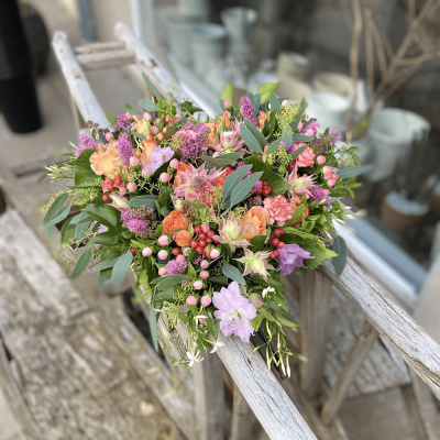 Rustikt hjerte med bær og eukalyptus nelliker